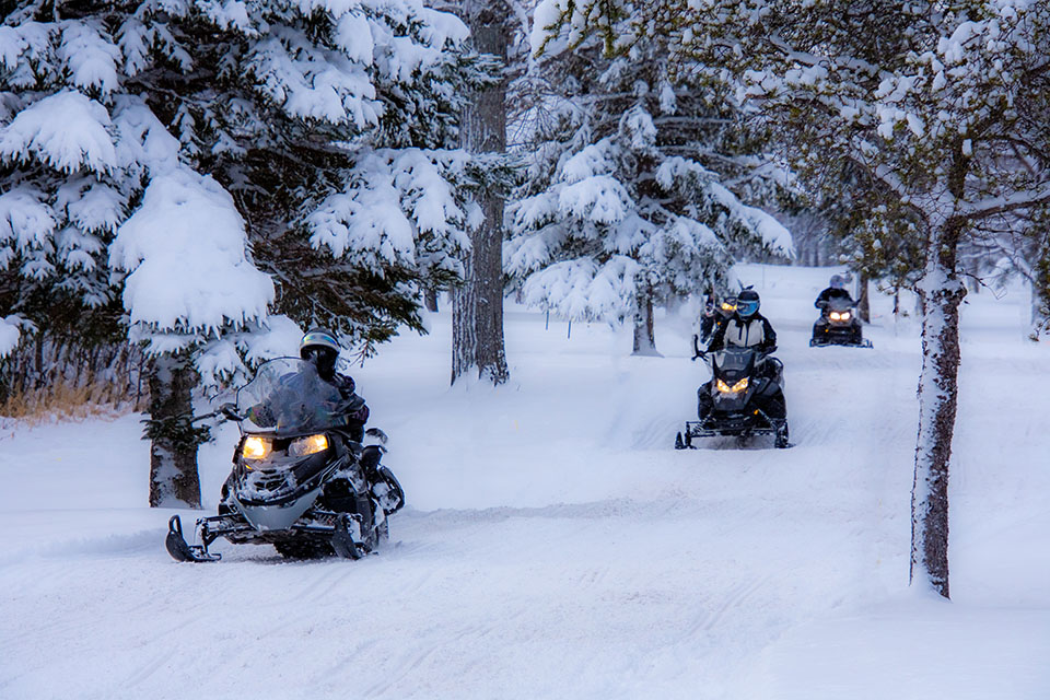 5 Top Snowmobile Destinations in Maine